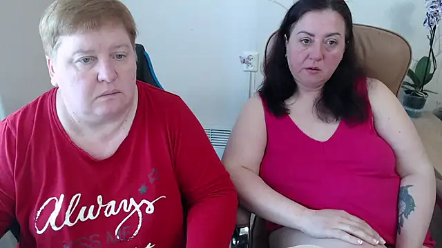 Snapshot of Lindy-Jeanie chatting on 05.04.26 Lindy-Jeanie online show from 05.04.26
