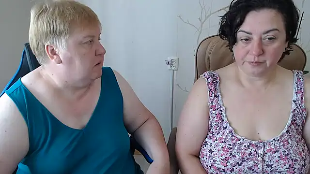 Snapshot of Lindy-Jeanie chatting on 07.09.26 Lindy-Jeanie online show from 07.09.26
