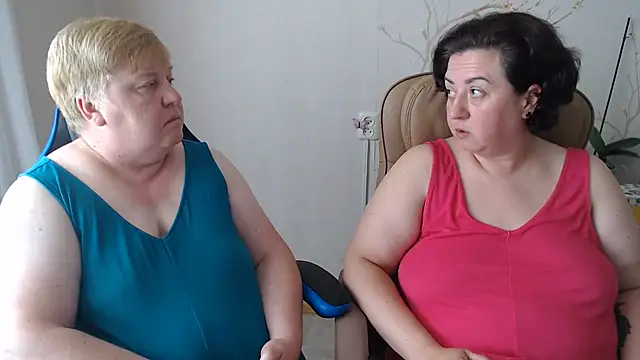 Snapshot of Lindy-Jeanie chatting on 07.19.26 Lindy-Jeanie online show from 07.19.26