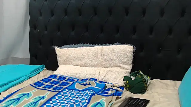 Dark Slim Thick online show from 04.25.26