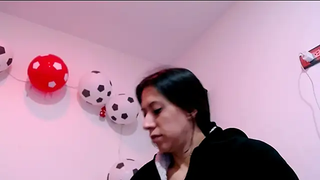 Snapshot of ItsAmara chatting on 07.15.26 ItsAmara online show from 07.15.26