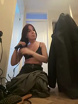 Snapshot of petitehotwife4u chatting on 04.11.26 petitehotwife4u online show from 04.11.26