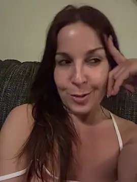 Snapshot of petitehotwife4u chatting on 04.19.26 petitehotwife4u online show from 04.19.26