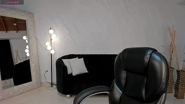 Snapshot of AntonellaDimeo chatting on 05.08.26 AntonellaDimeo online show from 05.08.26