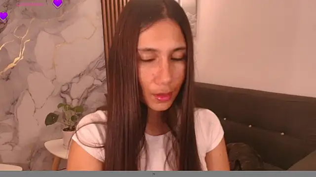 Snapshot of LucyBecker chatting on 04.19.26 LucyBecker online show from 04.19.26