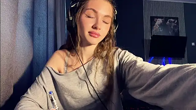 Snapshot of Veluxe chatting on 03.15.26 Veluxe online show from 03.15.26