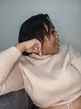 Snapshot of BeverlyQueen15 chatting on 05.30.26 BeverlyQueen15 online show from 05.30.26
