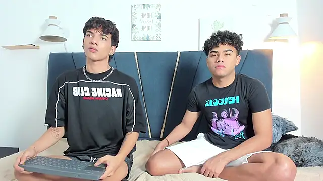 Snapshot of Enzo_love18 chatting on 04.15.26 Enzo love18 online show from 04.15.26