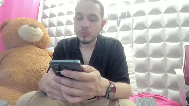 Snapshot of Bry__ chatting on 04.22.26 Bry online show from 04.22.26