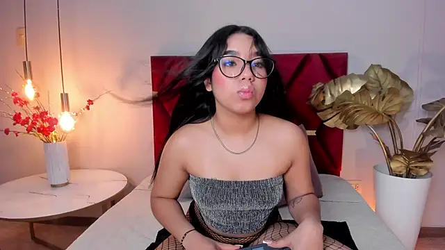 Snapshot of JuliethDior chatting on 03.24.26 JuliethDior online show from 03.24.26