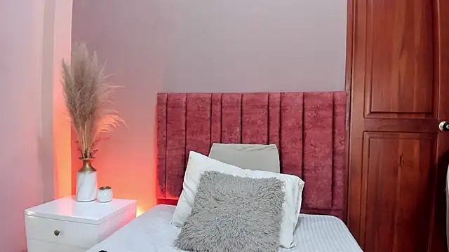 Snapshot of JuliethDior chatting on 03.27.26 JuliethDior online show from 03.27.26