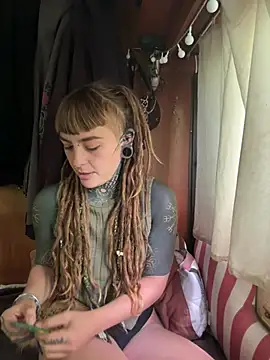 Snapshot of HornyHippy1 chatting on 05.18.26 HornyHippy1 online show from 05.18.26