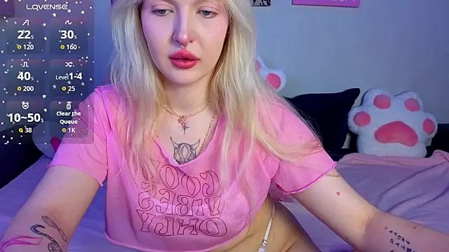 Snapshot of BlondieSummer chatting on 05.23.26 BlondieSummer online show from 05.23.26