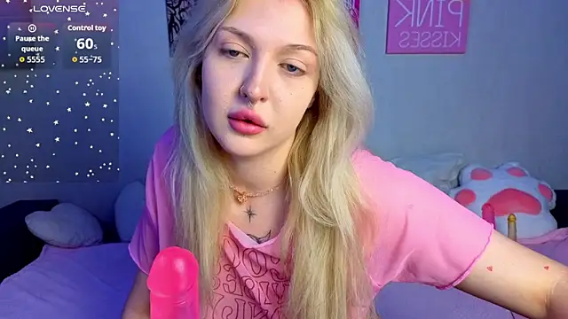 Snapshot of BlondieSummer chatting on 06.15.26 BlondieSummer online show from 06.15.26