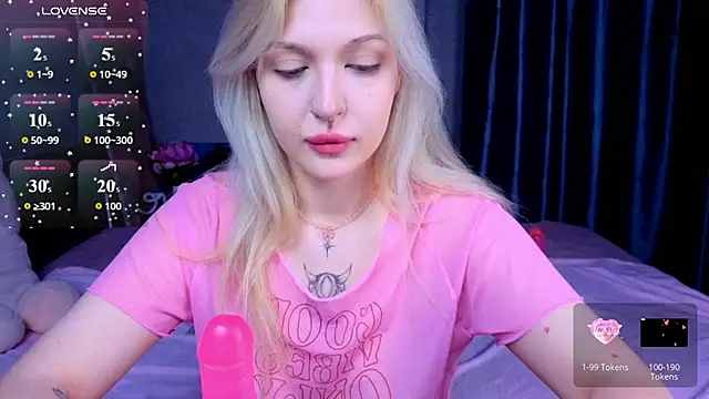 Snapshot of BlondieSummer chatting on 06.20.26 BlondieSummer online show from 06.20.26