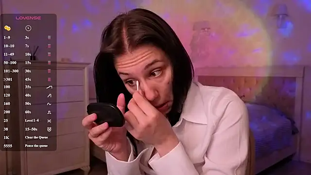 Snapshot of MilaVey chatting on 06.17.26 MilaVey online show from 06.17.26