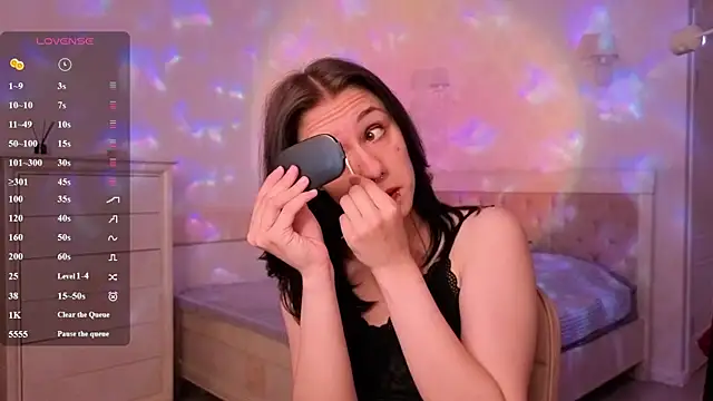Snapshot of MilaVey chatting on 06.19.26 MilaVey online show from 06.19.26
