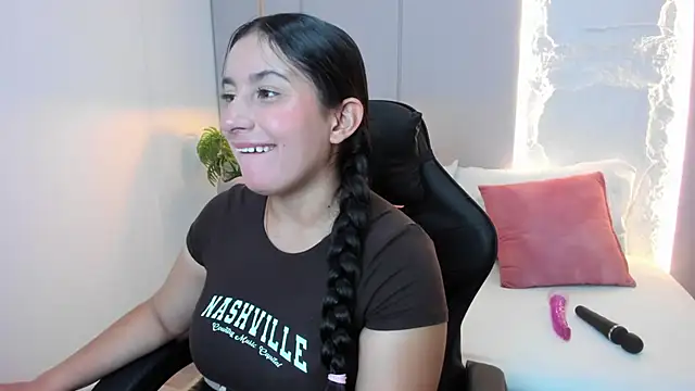 Snapshot of kira_relish chatting on 06.16.26 kira relish online show from 06.16.26