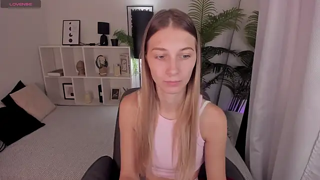 Snapshot of LauraPurr chatting on 07.16.26 LauraPurr online show from 07.16.26
