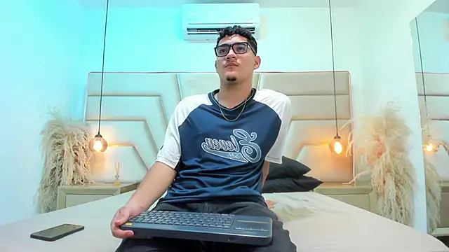 Snapshot of DylanLuxe chatting on 03.25.26 DylanLuxe online show from 03.25.26