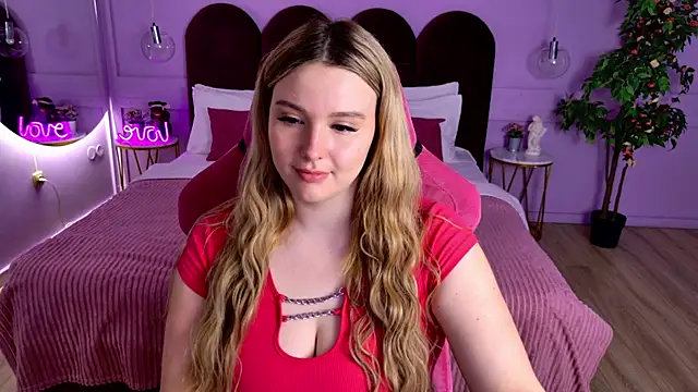 Snapshot of CharlotteAtwoood chatting on 05.19.26 CharlotteAtwoood online show from 05.19.26