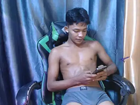 Snapshot of pinoy_lowey18 chatting on 05.04.26 pinoy lowey18 online show from 05.04.26