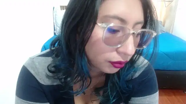 Snapshot of Violet_2003 chatting on 05.14.26 Violet 2003 online show from 05.14.26