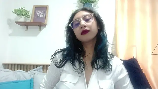 Snapshot of Violet_2003 chatting on 05.28.26 Violet 2003 online show from 05.28.26