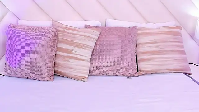 Snapshot of MoollyLove chatting on 03.28.26 MoollyLove online show from 03.28.26