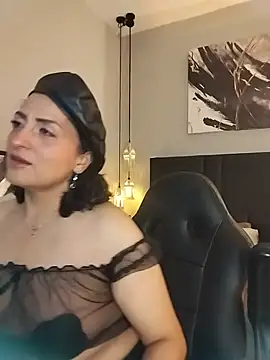Snapshot of evazul chatting on 06.25.26 evazul online show from 06.25.26