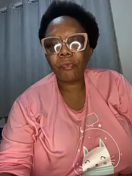 Snapshot of BoobsQueeen chatting on 07.17.26 BoobsQueeen online show from 07.17.26