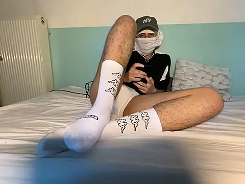 Snapshot of Rebeu_77 chatting on 05.21.26 Rebeu 77 online show from 05.21.26
