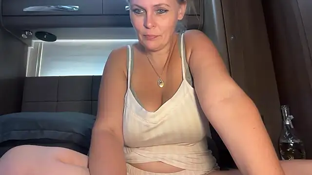Snapshot of BustySwingingSlut chatting on 06.27.26 BustySwingingSlut online show from 06.27.26