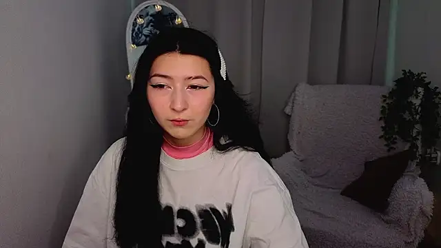 Snapshot of HanamiCei chatting on 04.14.26 HanamiCei online show from 04.14.26