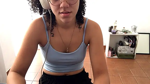 Snapshot of petitecurlybrunette chatting on 04.03.26 petitecurlybrunette online show from 04.03.26