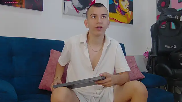 Snapshot of Rowan_Cley chatting on 06.26.26 Rowan Cley online show from 06.26.26