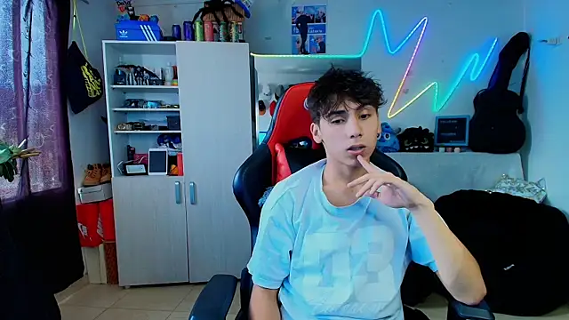 Snapshot of young_liam chatting on 04.05.26 young liam online show from 04.05.26