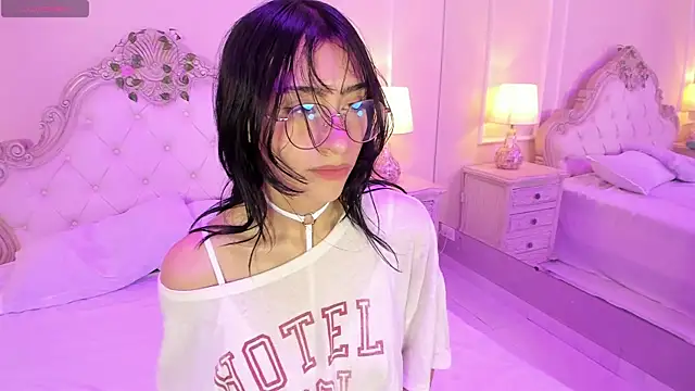 Snapshot of EstherValliere chatting on 04.11.26 EstherValliere online show from 04.11.26