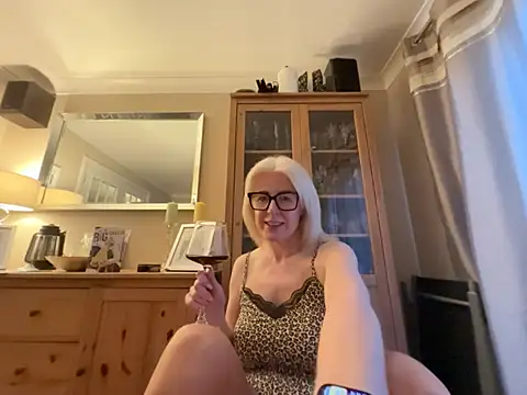 Snapshot of Laylaskyexx chatting on 06.24.26 Laylaskyexx online show from 06.24.26