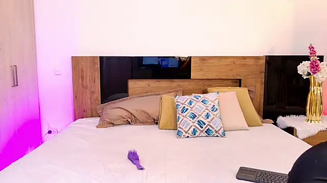 Snapshot of LaraBelmon chatting on 04.15.26 LaraBelmon online show from 04.15.26