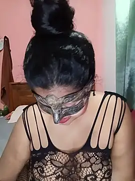 Maskedcurves online show from 06.10.26