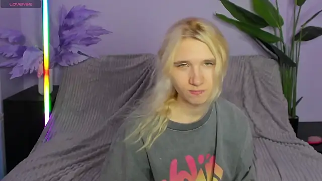 Snapshot of Kitty_Blondie chatting on 04.06.26 Kitty Blondie online show from 04.06.26