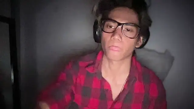 Snapshot of i102056 chatting on 04.05.26 i102056 online show from 04.05.26