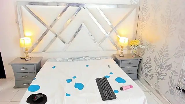 scarlettecortes online show from 04.10.26