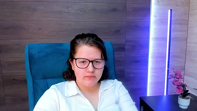 Snapshot of trynotbeingshy chatting on 04.15.26 trynotbeingshy online show from 04.15.26