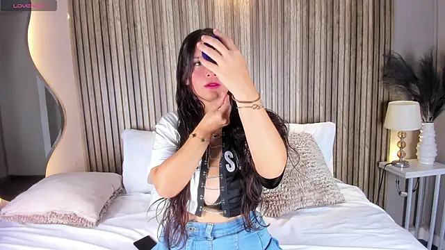 Snapshot of NicolSantos chatting on 04.15.26 NicolSantos online show from 04.15.26