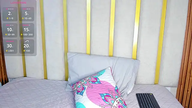 Snapshot of valen_petty chatting on 04.11.26 valen petty online show from 04.11.26