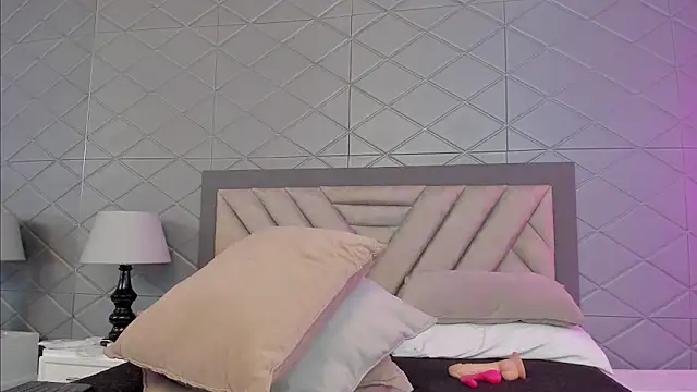 Snapshot of EvonnyMilk chatting on 04.14.26 EvonnyMilk online show from 04.14.26