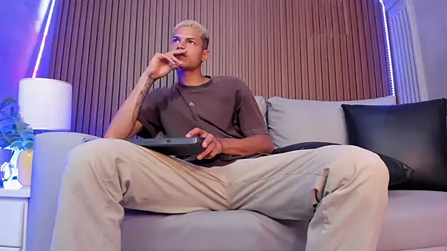 Snapshot of Omen20_ chatting on 04.09.26 Omen20 online show from 04.09.26