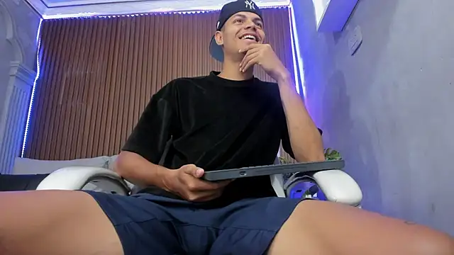 Snapshot of Omen20_ chatting on 04.10.26 Omen20 online show from 04.10.26